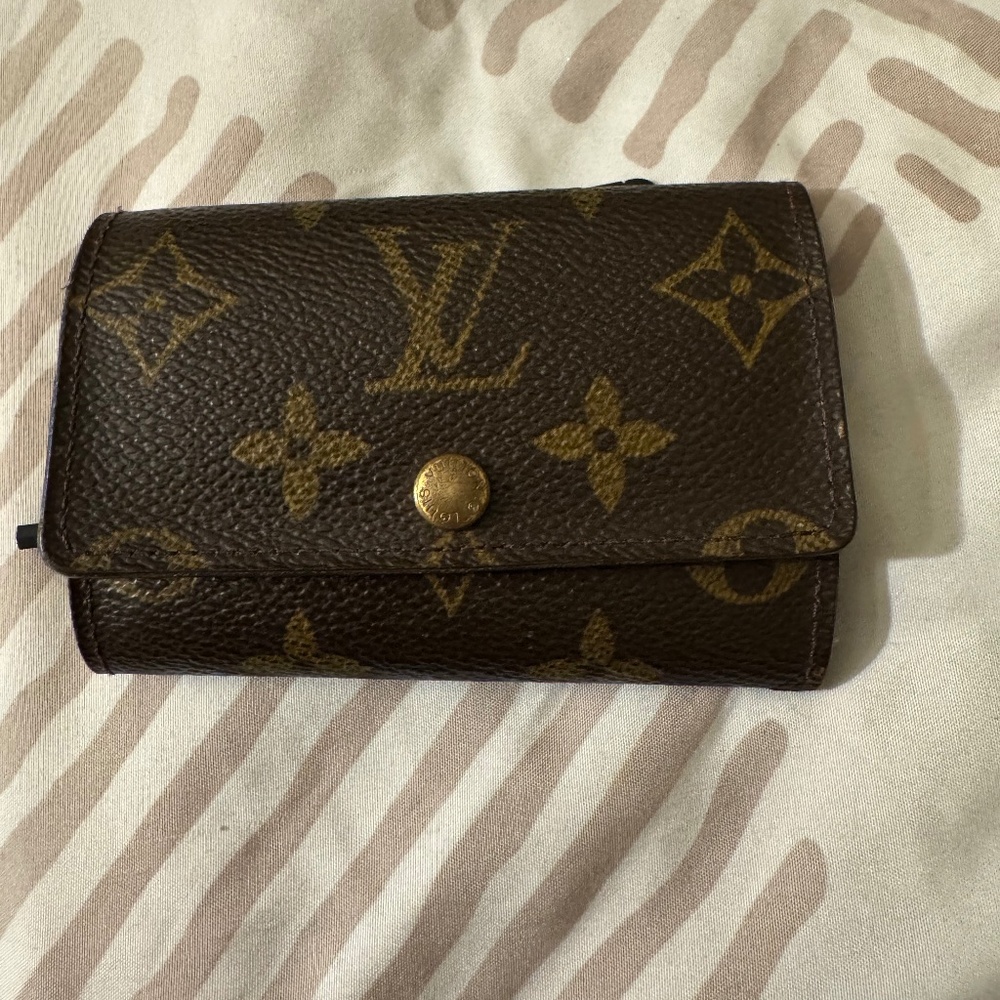 Louis Vuitton 6 key holder